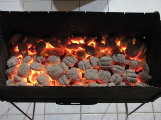 Как правильно разжечь угли в мангале?